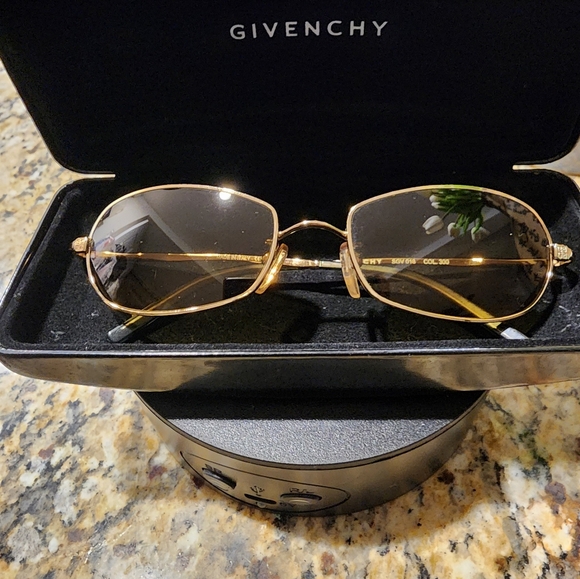 Beautiful unisex Givenchy sunglasses - Picture 3 of 7